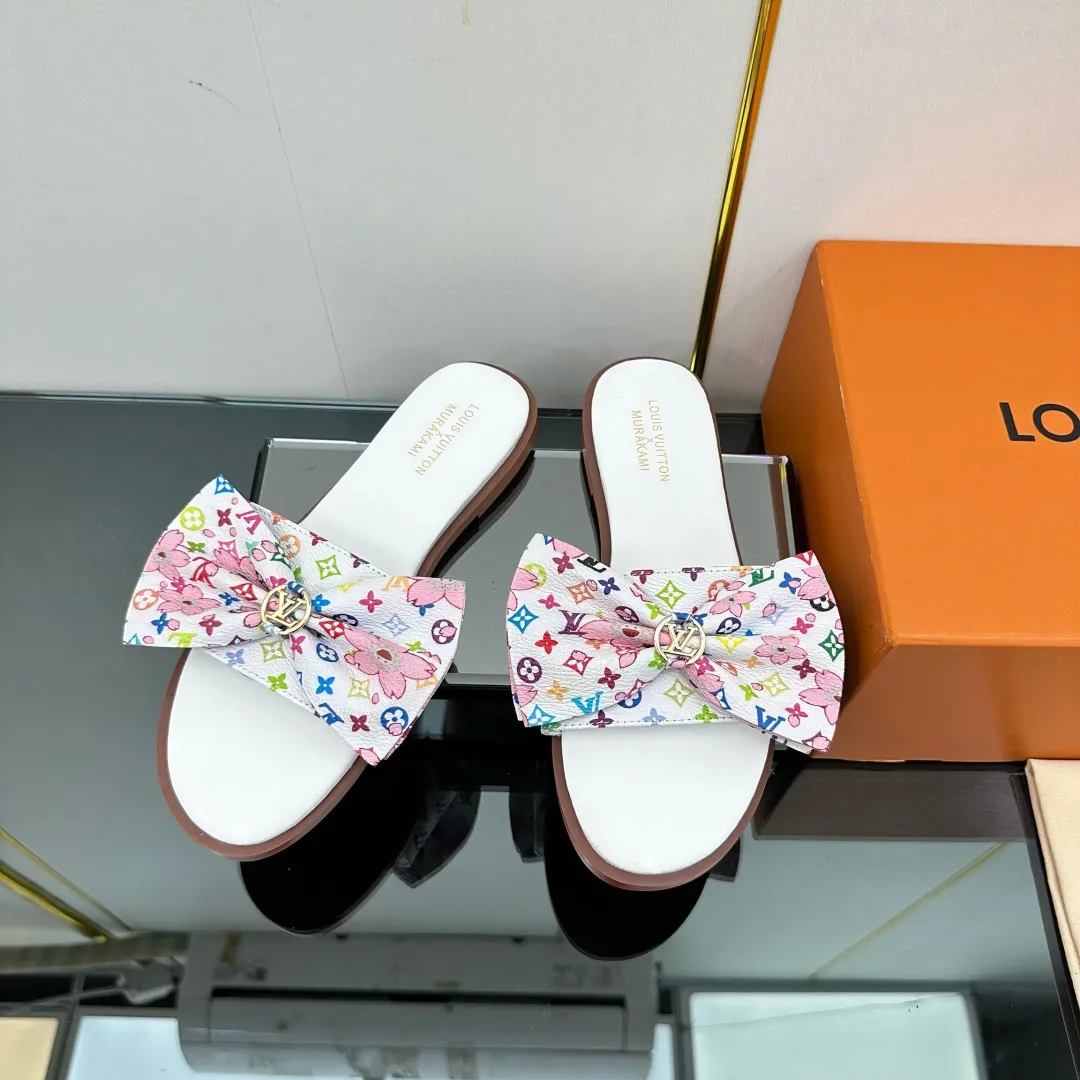 👟👟Ex-factory price 280👟👟 (available all year round) ❥V’s latest popular special material lock it series lock mop, super heavy industry launches! The golden lock on the toe is engraved with the LV letters logo 🔸Number of sizes 34-42) Welcome new and old customers to place orders in the picture above.